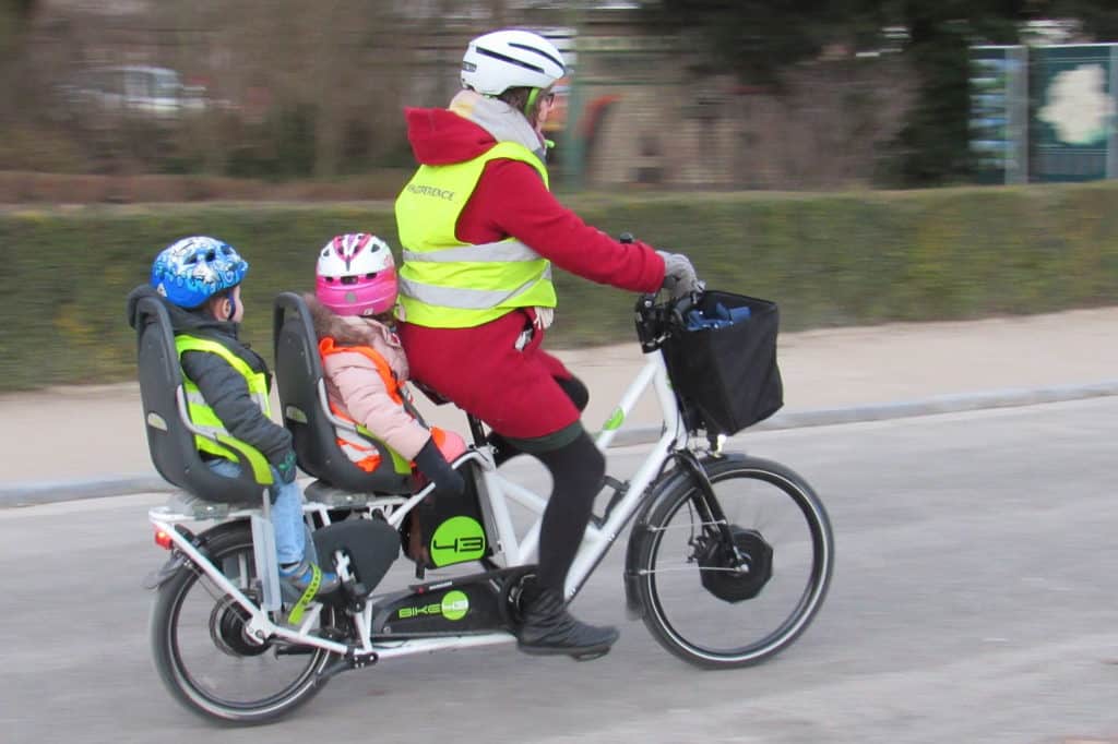 Vélos longtail et transport d’enfants